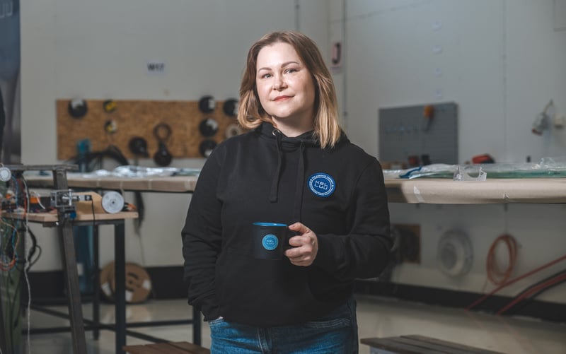 iida-mustonen-kelluu-1